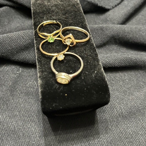Jewelry - 4 gold tone rings